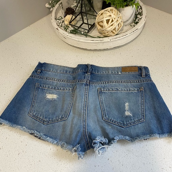 Flirty festival Jean shorts - Picture 2 of 2